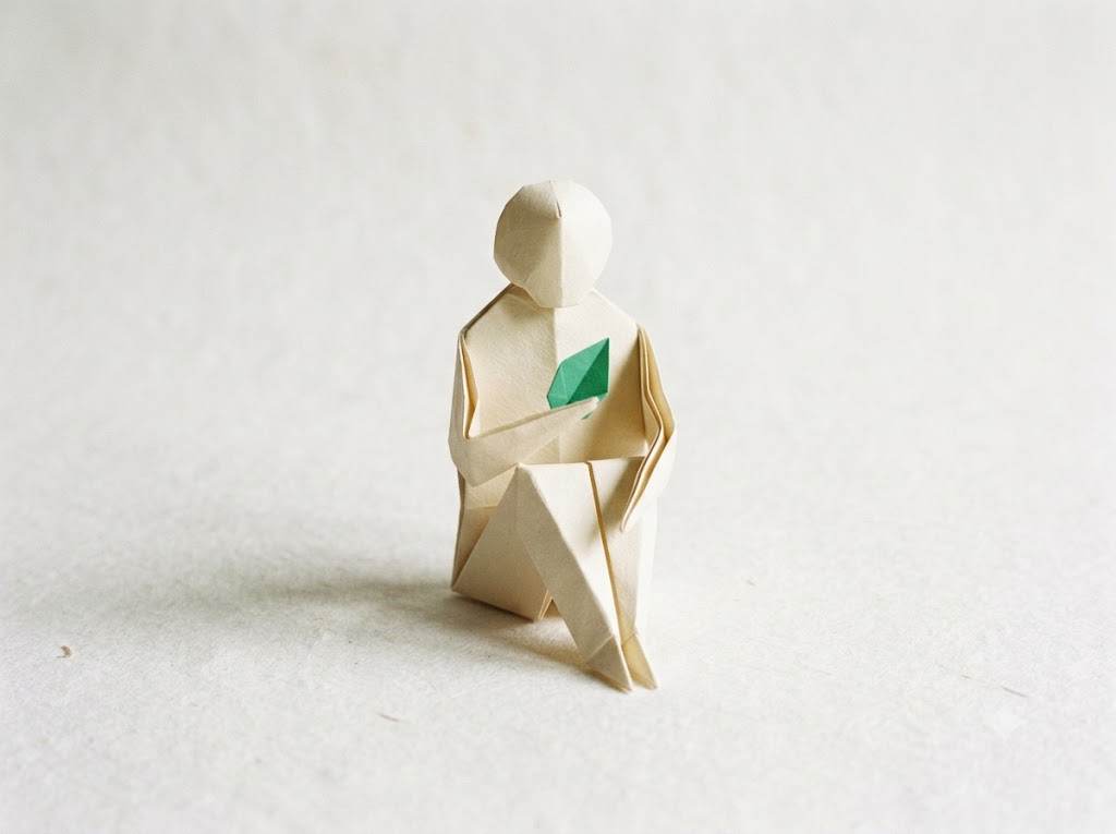 Origami-Figur als Symbol für Dominik: anonym, bewusst, in seiner Mitte